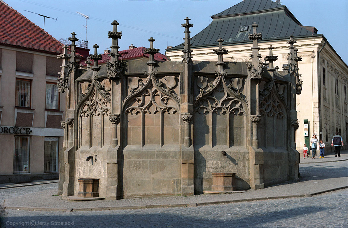 KUTNA HORA -  kamienna studnia