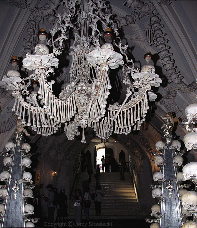 KUTNA HORA -  kaplica cmentarna (ossarium)