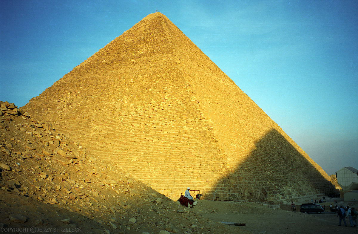 Giza o świcie