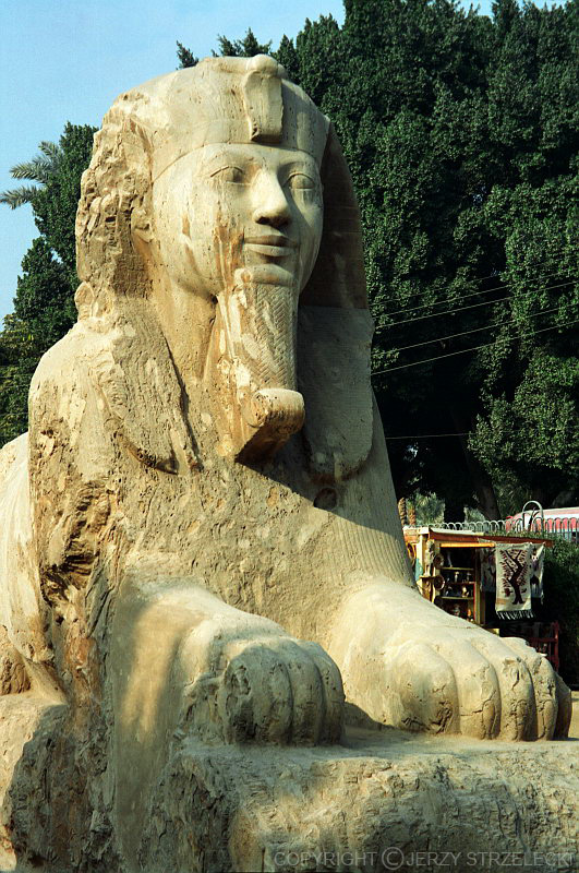 Alabastrowy sfinks - uśmiechnięty faraon